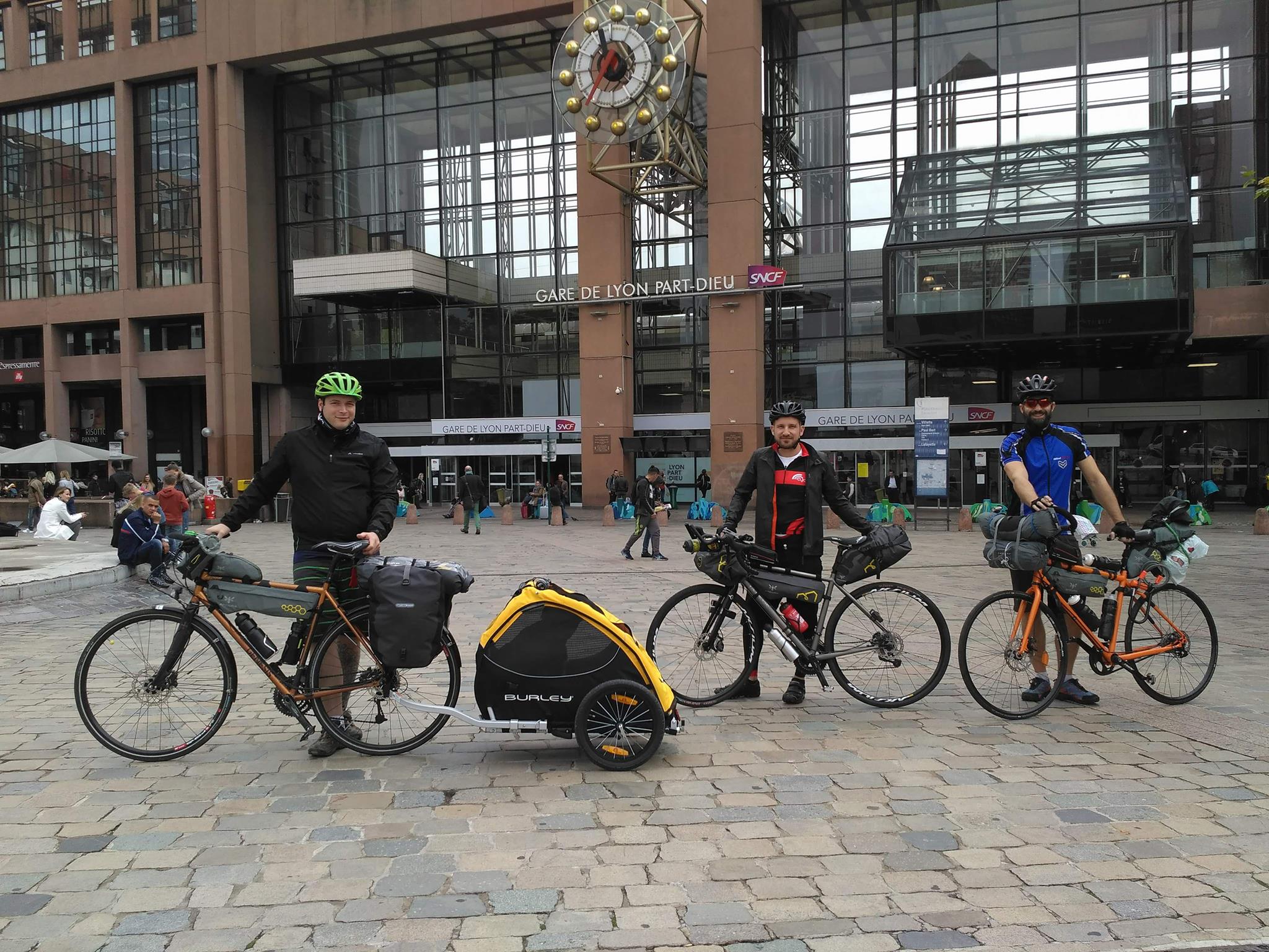 Randonneurs à vélo devant la gare de Lyon Part-Dieu