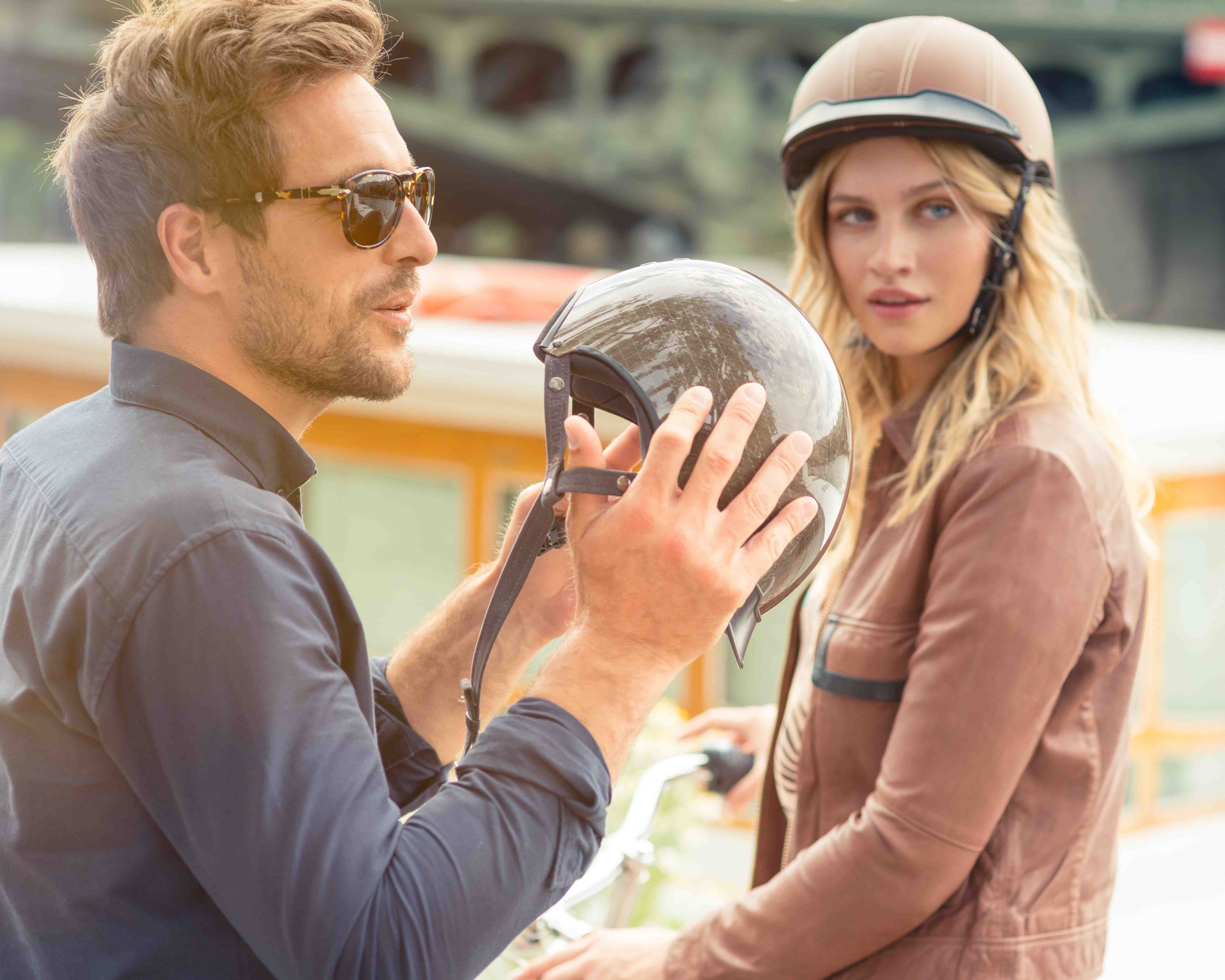 Cycliste homme et femme avec casque cuir Egide