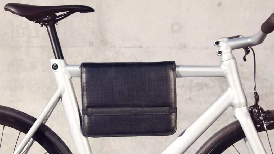 Sacoche en cuir sur un vélo homme blanc
