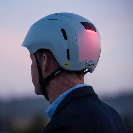Casque Vélo Urbain Giro Bexley MIPS - Homme, Protection Multi-directionnelle, Visière Rétractable, Feu Arrière Intégré