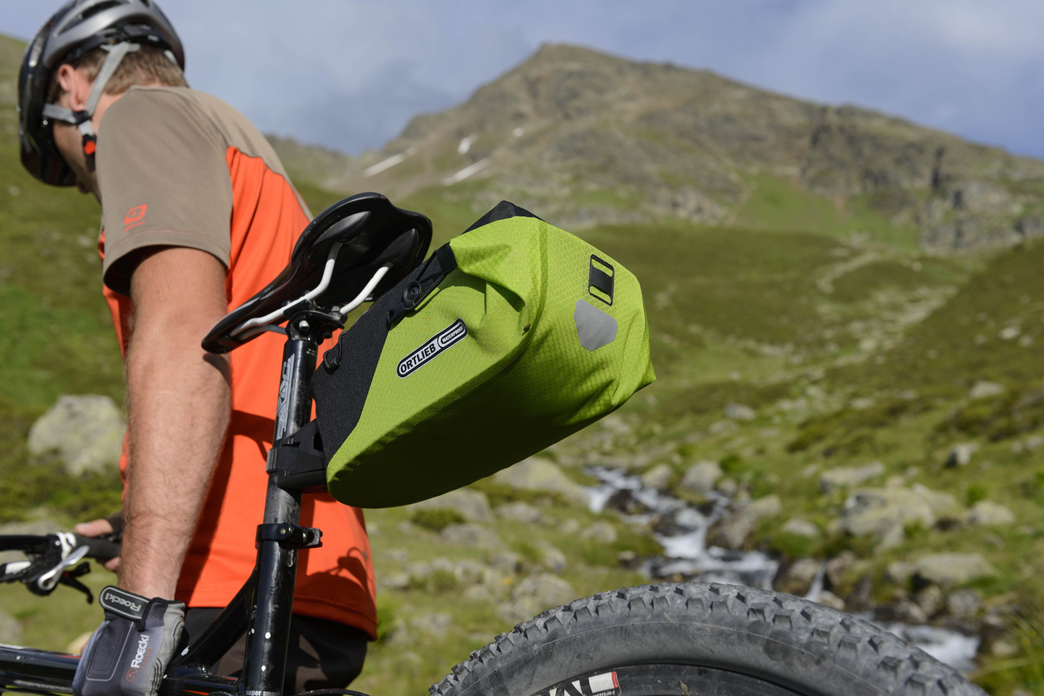 Cycliste qui porte son vélo bikepacking